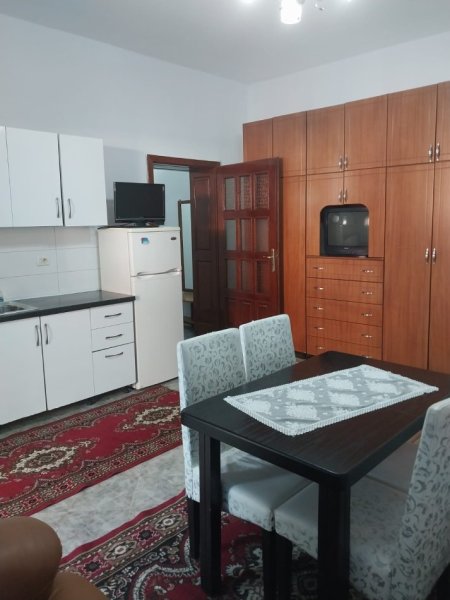 Tirane, jepet me qera garsonier Kati 1, 50 m² 30.000 Leke (Rruga e Dibres)