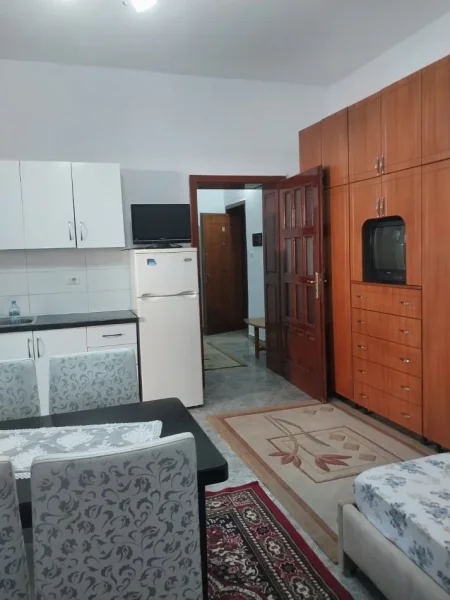 Tirane, jepet me qera garsonier Kati 1, 50 m² 30.000 Leke (Rruga e Dibres)