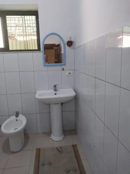 Tirane, jepet me qera garsonier Kati 1, 50 m² 30.000 Leke (Rruga e Dibres)