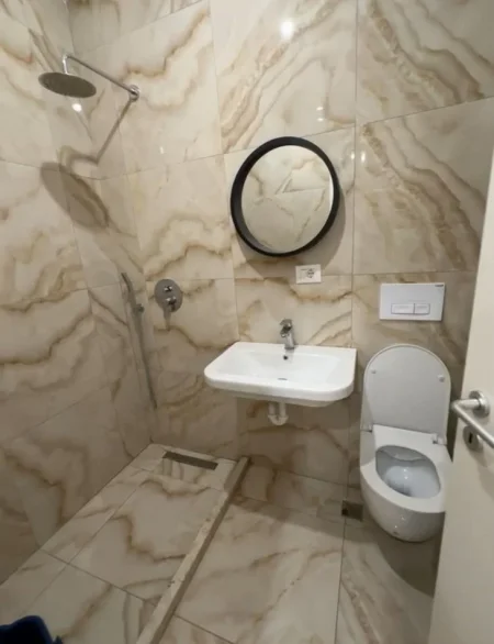 Tirane, jepet me qera apartament 1+1+Ballkon Kati 5, 400 € (Kompleksi Mangalem 21)