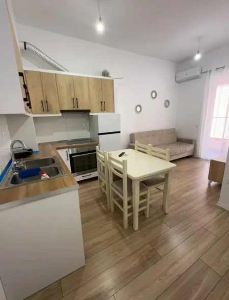 Tirane, jepet me qera apartament 1+1+Ballkon Kati 5, 400 € (Kompleksi Mangalem 21)