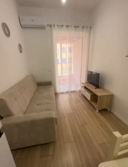 Tirane, jepet me qera apartament 1+1+Ballkon Kati 5, 400 € (Kompleksi Mangalem 21)