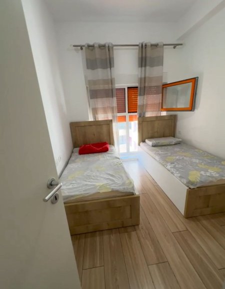 Tirane, jepet me qera apartament 1+1+Ballkon Kati 5, 400 € (Kompleksi Mangalem 21)