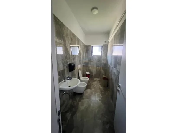 0683487469 Tirane, jepet me qera ambjent biznesi Kati 1, 400 m² 4.000 € (Astir , Residenca Future Home)