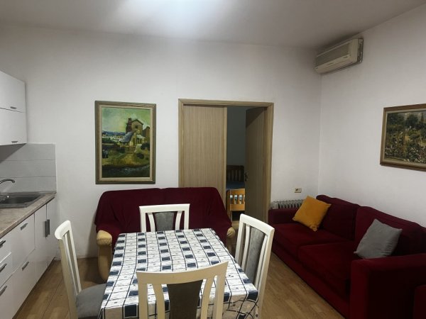 Tirane, jepet me qera apartament 1+1+Ballkon Kati 2, 45 m² 450 € 