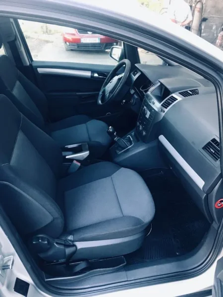 Kurbin, shes Opel Zafira me dokumenta dhe sherbime te kryera 2800 Euro i diskutueshem Benzin+Gaz, gri metalizato manuale Klima 245.000 km