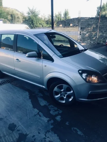 Kurbin, shes Opel Zafira me dokumenta dhe sherbime te kryera 2800 Euro i diskutueshem Benzin+Gaz, gri metalizato manuale Klima 245.000 km