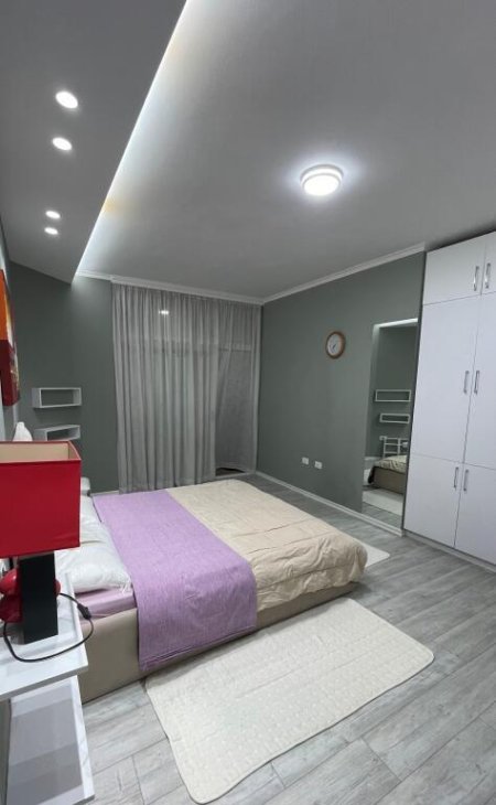 Tirane, jepet me qera apartament 1+1+Ballkon Kati 3, 70 m² 650 € (Komuna e Parisit)