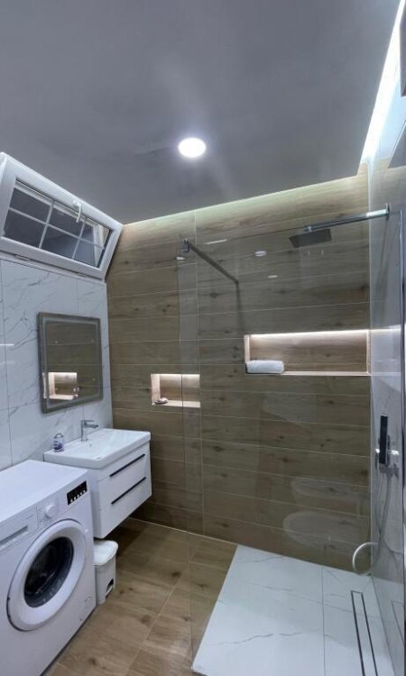 Tirane, jepet me qera apartament 1+1+Ballkon Kati 3, 70 m² 650 € (Komuna e Parisit)