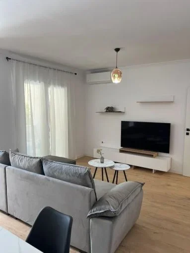 Tirane, jepet me qera apartament 2+1 Kati 2, 90 m² 950 € (stacioni i trenit)