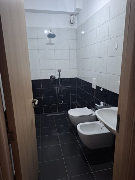 Tirane, jepet me qera apartament 2+1 me 2 Ballkone, Kati 6  i lirë për të hyrë direkt.cmimi 560 € (Bedri Karapici)