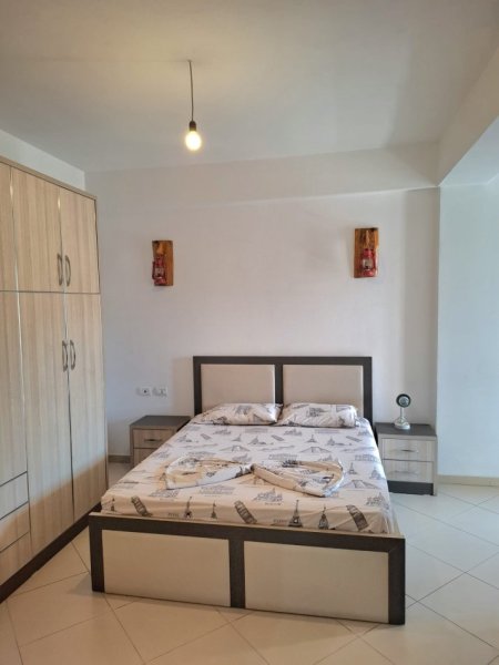 Tirane, jepet me qera apartament 2+1 me 2 Ballkone, Kati 6  i lirë për të hyrë direkt.cmimi 560 € (Bedri Karapici)