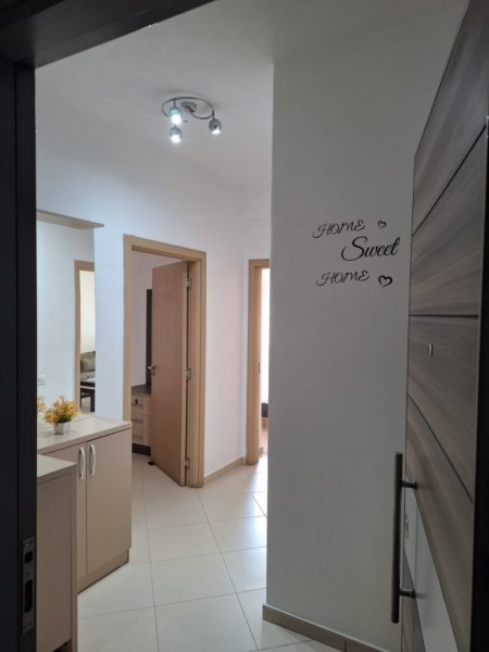 Tirane, jepet me qera apartament 2+1 me 2 Ballkone, Kati 6  i lirë për të hyrë direkt.cmimi 560 € (Bedri Karapici)