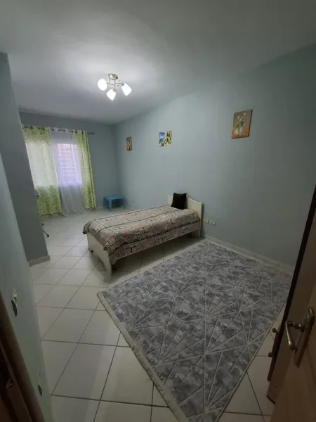 Tirane, jepet me qera apartament 2+1+Ballkon Kati 3, 106 m² 500 € (Rruga Loni Ligori)