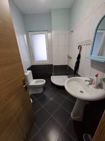 Tirane, jepet me qera apartament 2+1+Ballkon Kati 3, 106 m² 500 € (Rruga Loni Ligori)