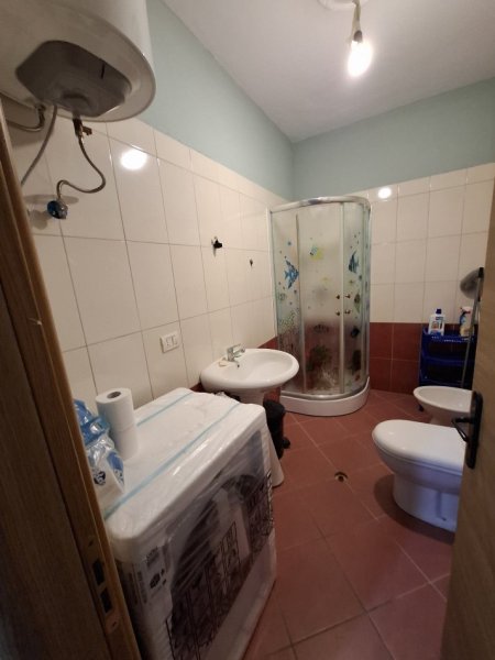 Tirane, jepet me qera apartament 2+1+Ballkon Kati 3, 106 m² 500 € (Rruga Loni Ligori)