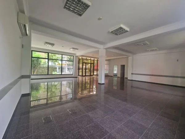 Tirane, jepet me qera ambjent biznesi Kati 1, 609 m² 2.500 € (Xhamlliku)