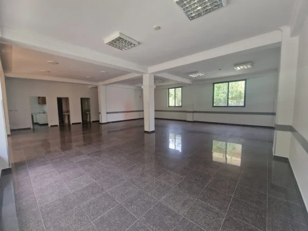 Tirane, jepet me qera ambjent biznesi Kati 1, 609 m² 2.500 € (Xhamlliku)