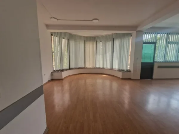 Tirane, jepet me qera ambjent biznesi Kati 1, 609 m² 2.500 € (Xhamlliku)