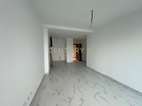 Tirane, jepet me qera apartament 2+1 Kati 1, 100 m² 1.000 € (Liqeni i thate)