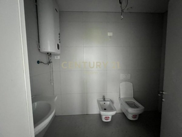 Tirane, jepet me qera apartament 2+1 Kati 1, 100 m² 1.000 € (Liqeni i thate)