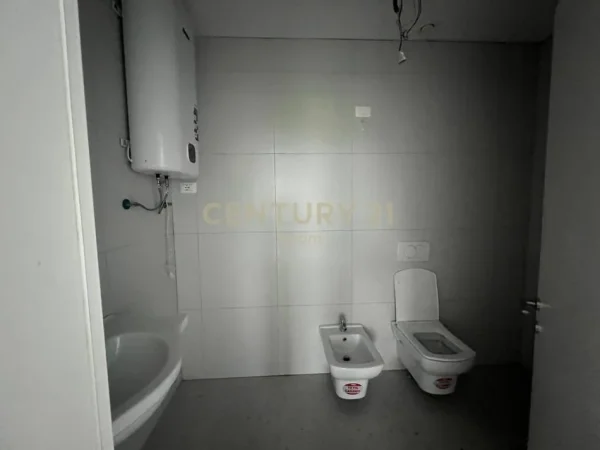 Tirane, jepet me qera apartament 2+1 Kati 1, 100 m² 1.000 € (Liqeni i thate)