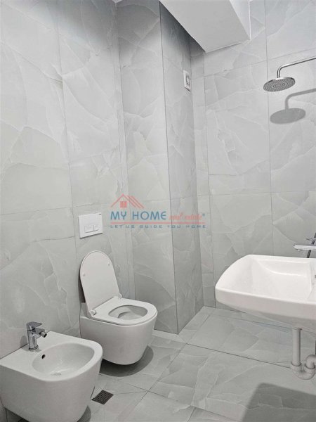 Tirane, jepet me qera apartament 1+1+Ballkon Kati 7, 61 m² 450 € (Ali Demi)