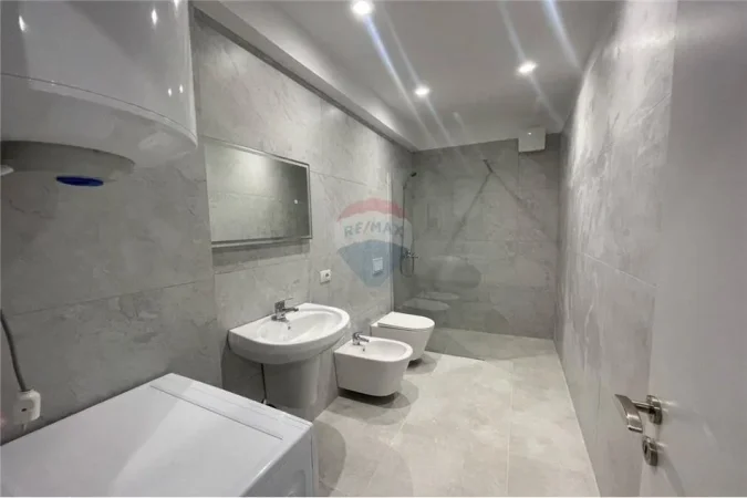 Tirane, jepet me qera apartament 2+1+Ballkon , 78 m² 700 € 