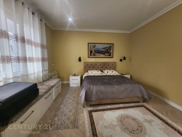 Tirane, jepet me qera apartament 2+1 Kati 1, 70 m² 700 € (Prane Vila Gold)