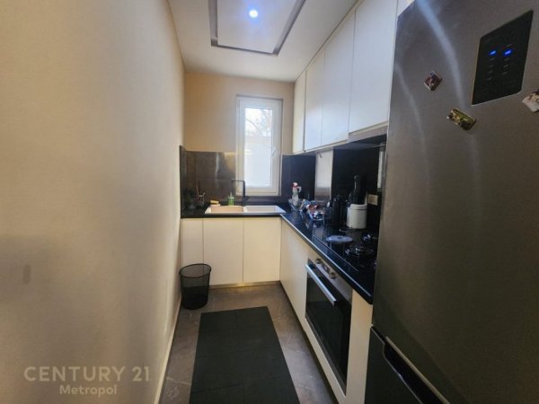 Tirane, jepet me qera apartament 2+1 Kati 1, 70 m² 700 € (Prane Vila Gold)