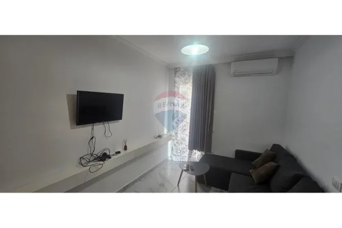 Tirane, jepet me qera apartament 1+1 Kati 3, 46 m² 600 € (Sheshi Willson)