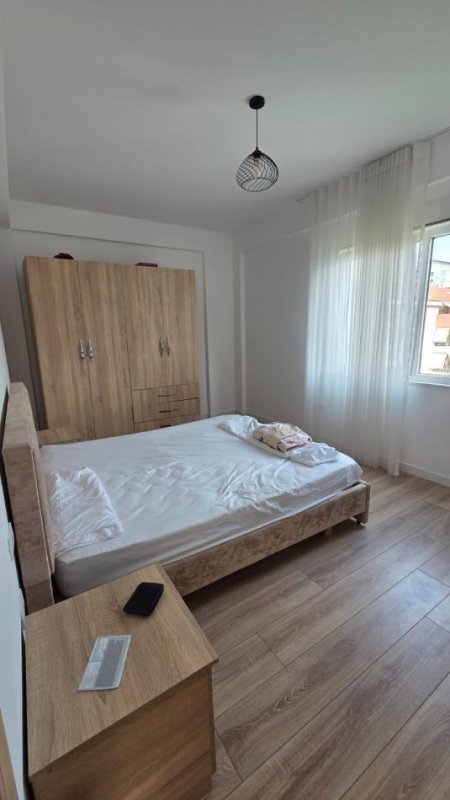 Tirane, jepet me qera apartament 2+1+Ballkon Kati 3, 92 m² 700 € (Liqeni i Thate/Rr Hamdi Sina)