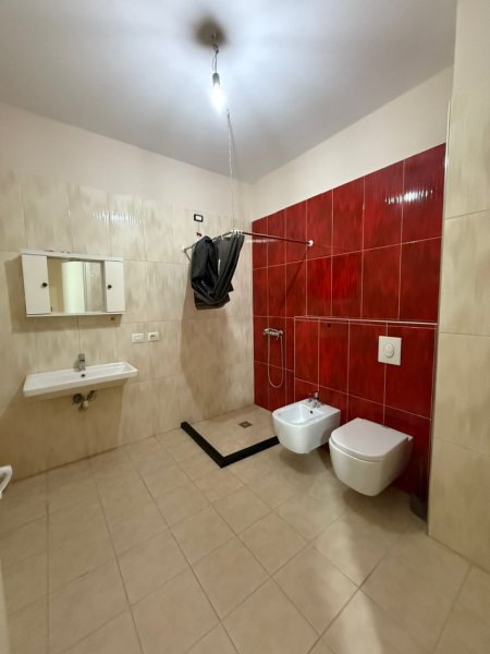 Tirane, jepet me qera apartament 2+1+Ballkon Kati 4, 130 m² 1.200 € (Ring Center)
