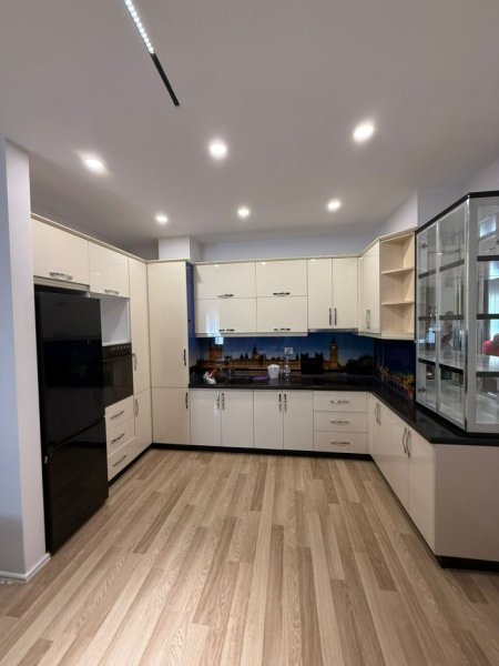 Tirane, jepet me qera apartament 2+1+Ballkon Kati 4, 130 m² 1.200 € (Ring Center)