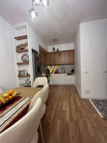 Tirane, jepet me qera apartament 1+1+Ballkon Kati 9, 70 m² 550 € (UNAZA E RE)