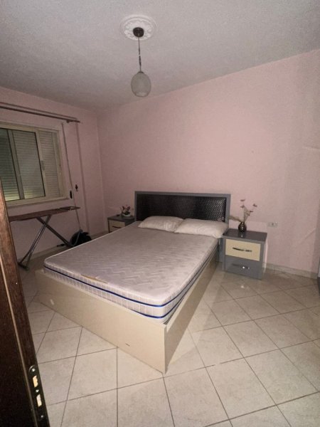 Tirane, jepet me qera apartament 2+1+Ballkon Kati 2, 105 m² 400 € (restorant fresku)