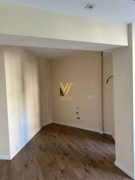 Tirane, jepet me qera zyre Kati 2, 80 m² 1.200 € (9 KATESHET)