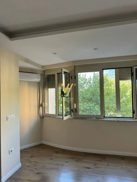 Tirane, jepet me qera zyre Kati 2, 80 m² 1.200 € (9 KATESHET)