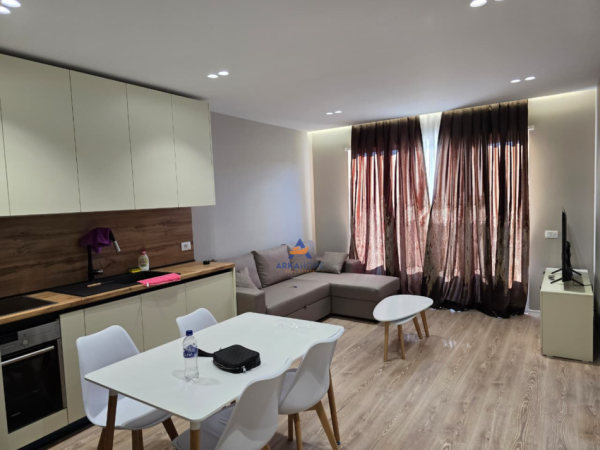 Tirane, jepet me qera apartament 2+1+Ballkon , 84 m² 500 € (PRANE QTU, TE UNIVERS CITY)
