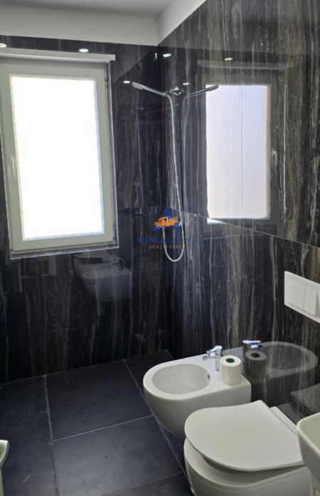 Tirane, jepet me qera apartament 2+1+Ballkon , 84 m² 500 € (PRANE QTU, TE UNIVERS CITY)