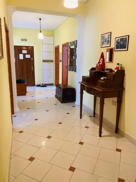 Tirane, jepet me qera apartament 3+1 , 700 € 