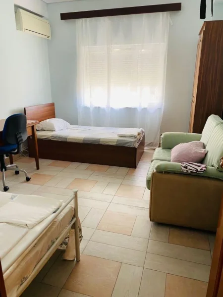 Tirane, jepet me qera apartament 3+1 , 700 € 