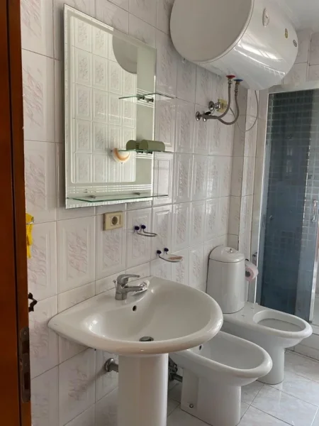 Tirane, jepet me qera apartament 3+1 , 700 € 