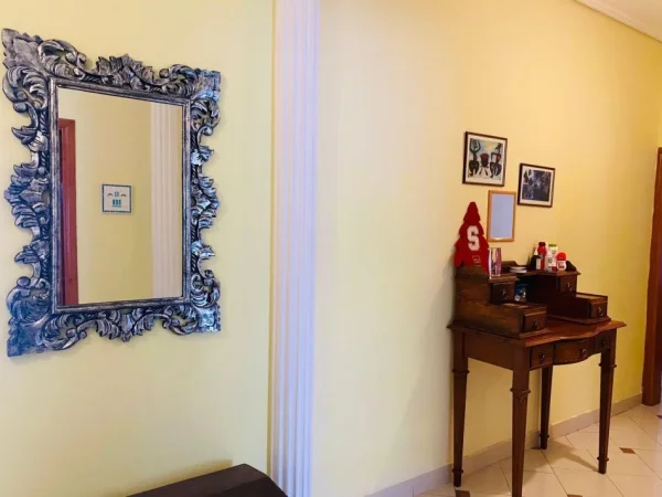 Tirane, jepet me qera apartament 3+1 , 700 € 