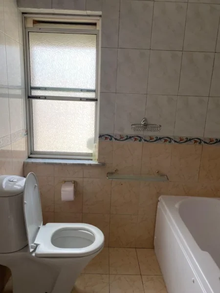 Tirane, jepet me qera apartament 3+1 , 700 € 