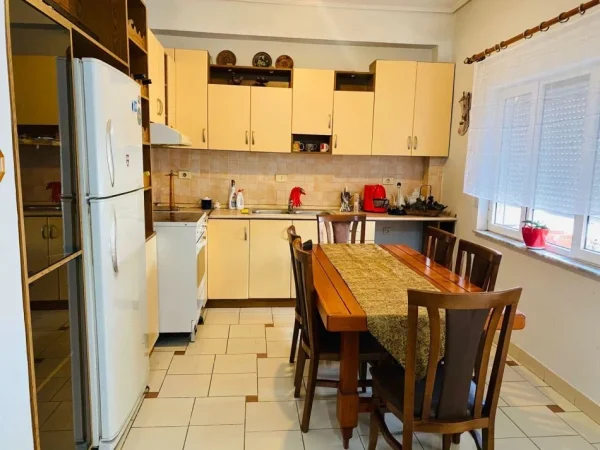 Tirane, jepet me qera apartament 3+1 , 700 € 