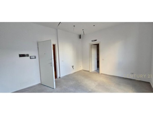 Tirane, jepet me qera zyre Kati 1, 49 m² 1.000 € (RRUGA E KAVAJES!)