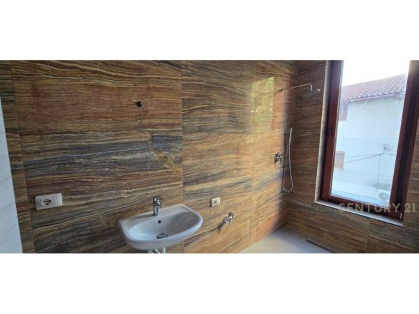 Tirane, jepet me qera zyre Kati 1, 49 m² 1.000 € (RRUGA E KAVAJES!)