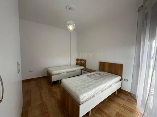 Tirane, jepet me qera apartament 3+1+Aneks+Ballkon Kati 3, 103 m² 700 € (prane Venue)