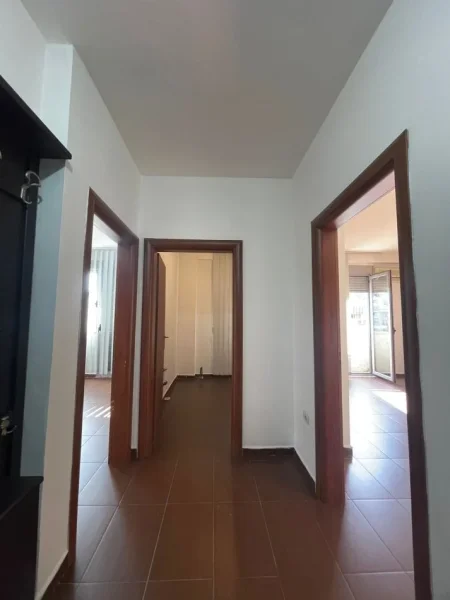 Tirane, jepet me qera zyre Kati 6, 80 m² 400 € 